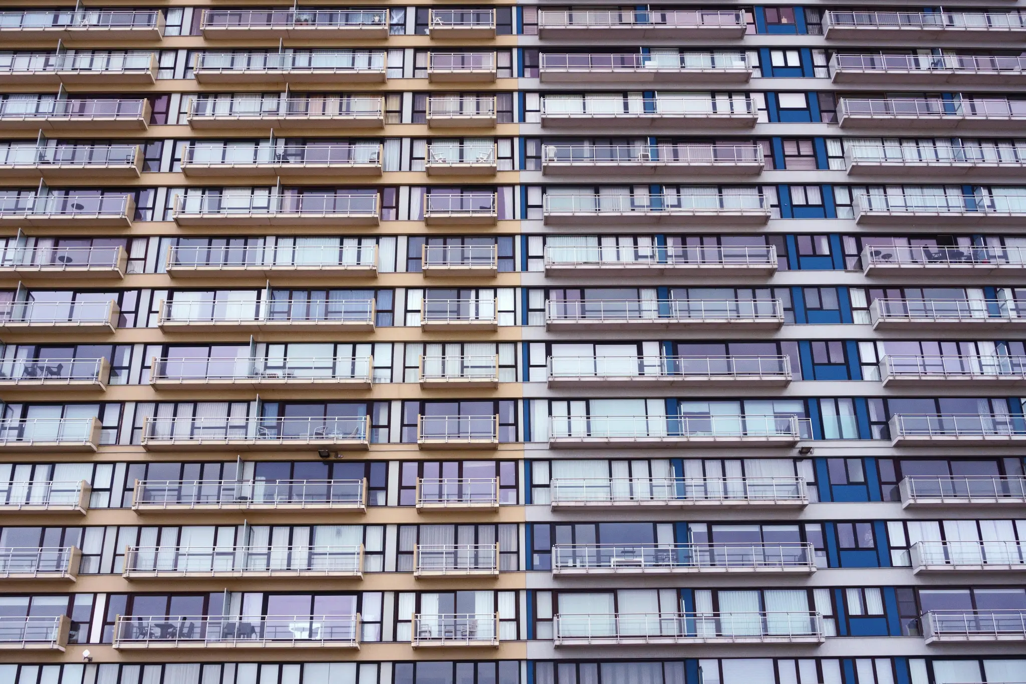 síndico profissional - fachada de condomínio moderno com varandas alinhadas representando gestão condominial organizada